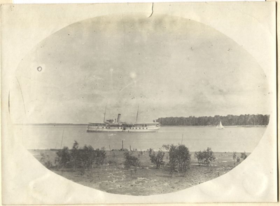 229258 Het gouvernementsschip de Hr.Ms. 'Valk' op de Maro rivier nabij Merauke (Indonesië)